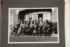 Nieuwe voorzitter C.O.O.  Paul Boeynaems met zijn bestuur en de bewoners van het Rusthuis Sint-Camillus