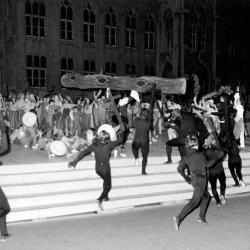 Reynaertspel 1973, scène klopjacht op Bruin de Beer
