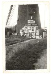 Familie Smet bij de molen van Doel