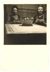 Twee dames aan tafel