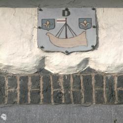 Wapenschild van Doel boven de ingang van het gemeentehuis aan de Kerkstraat