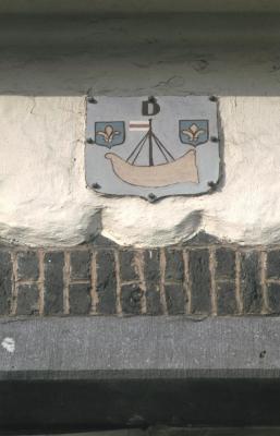 Wapenschild van Doel boven de ingang van het gemeentehuis aan de Kerkstraat