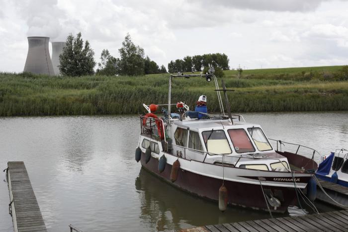 Jachthaven met zicht op de koeltorens van Doel