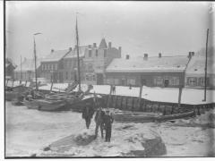 Ijsgang op de Schelde (3): mannen op dichtgevroren Schelde