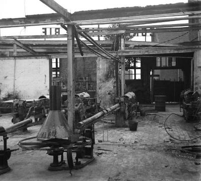 Oorlogsschade fabriek Van der Poorten na bombardement mei 1940