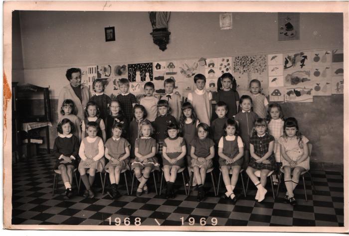 Klasfoto juffrouw Florida Van den Broeck kleuters Sinaai 1968 - 1969