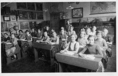 Klasfoto juffrouw Romanie Beirens meisjesschool Sinaai 1953, N. Maes
