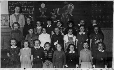 Klasfoto juffrouw Bertha Van Goethem meisjesschool Sinaai 
