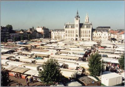 Donderdagse markt op de Grote Markt van Sint-Niklaas