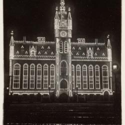 Het stadhuis van Sint-Niklaas, feestelijk verlicht 